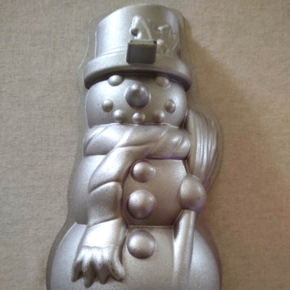 NordicWare ⛄Snowman-Shaped Baking Pan - Picture 2 of 6